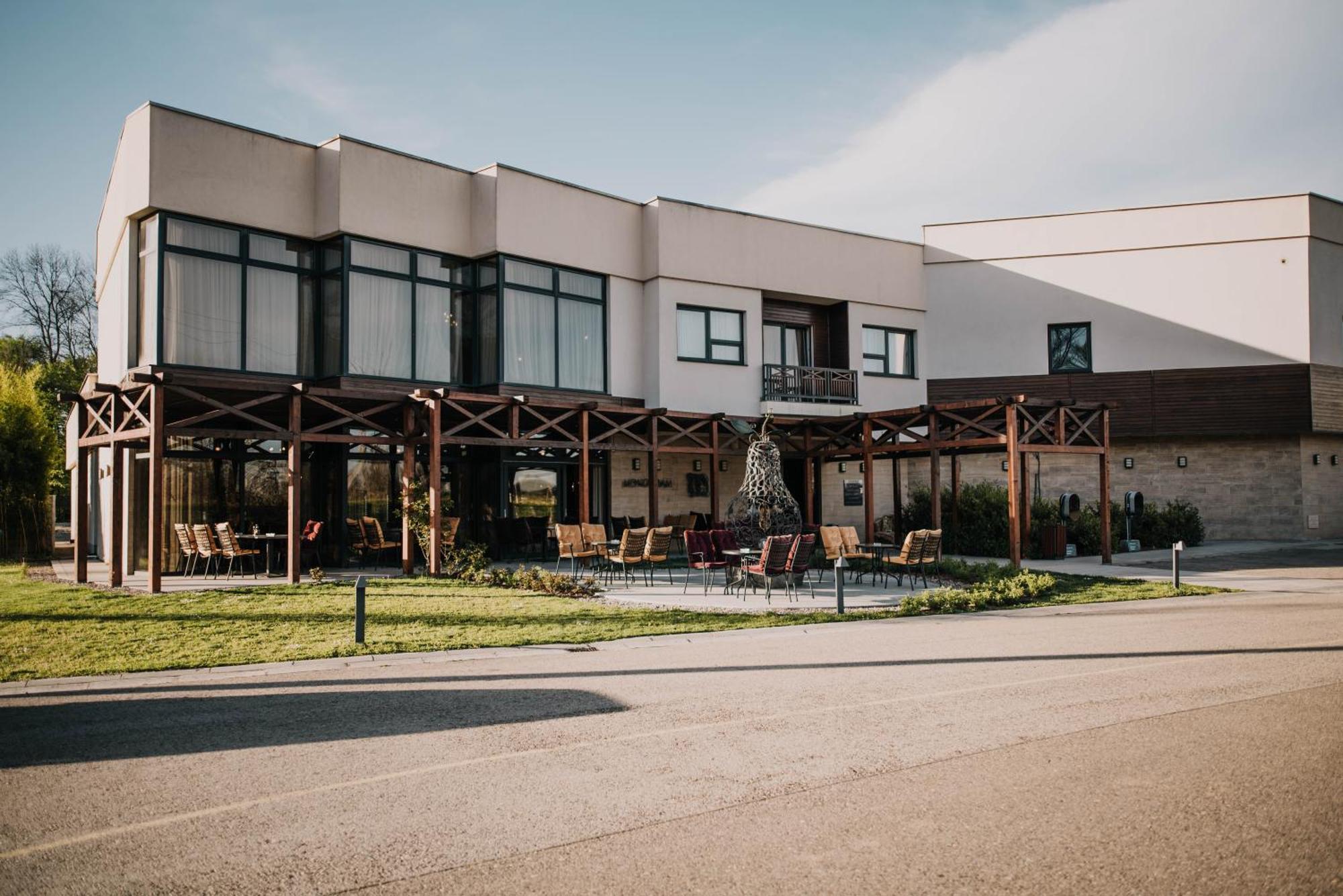 Hotel & Distillery Monogram Gradac  Buitenkant foto