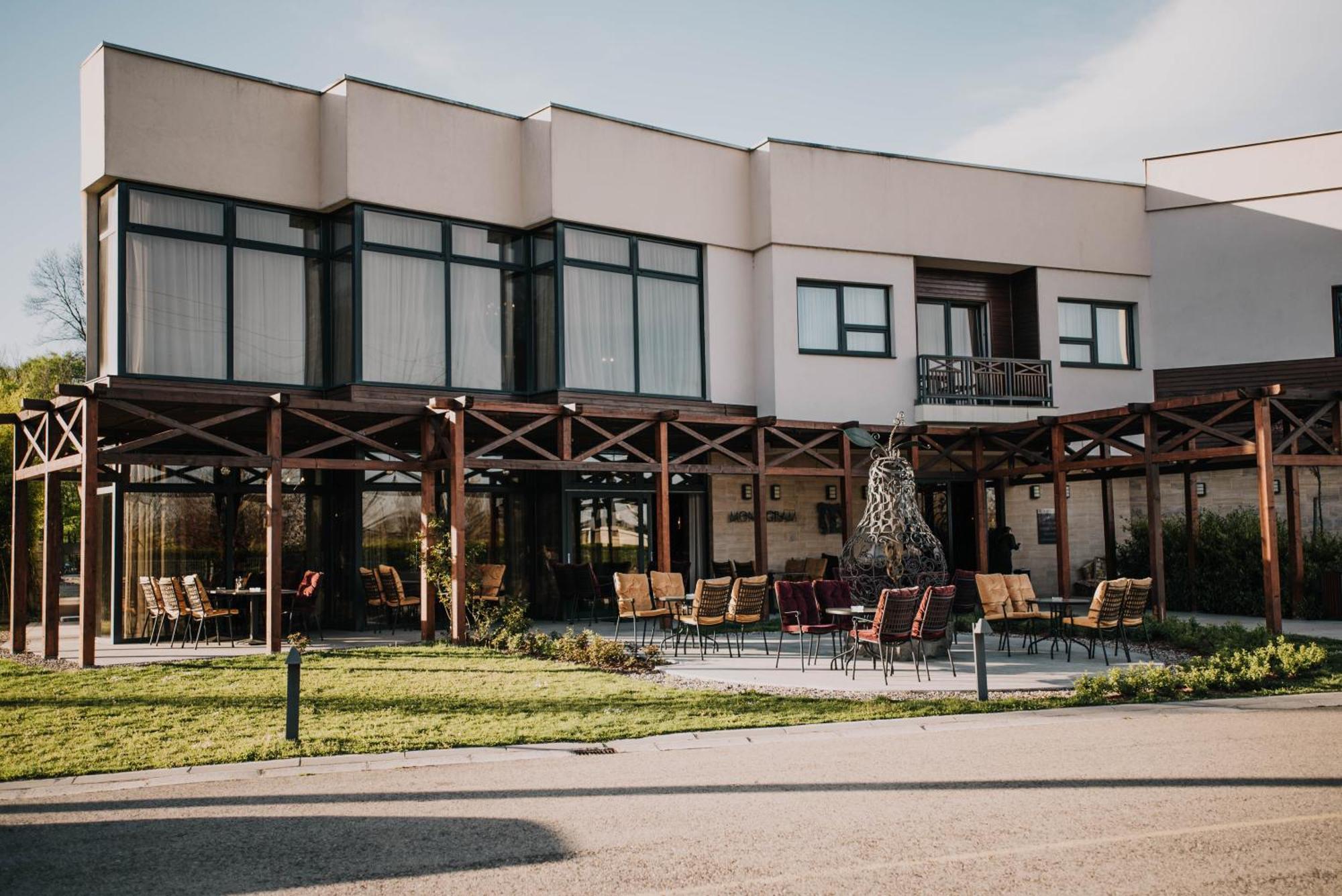 Hotel & Distillery Monogram Gradac  Buitenkant foto