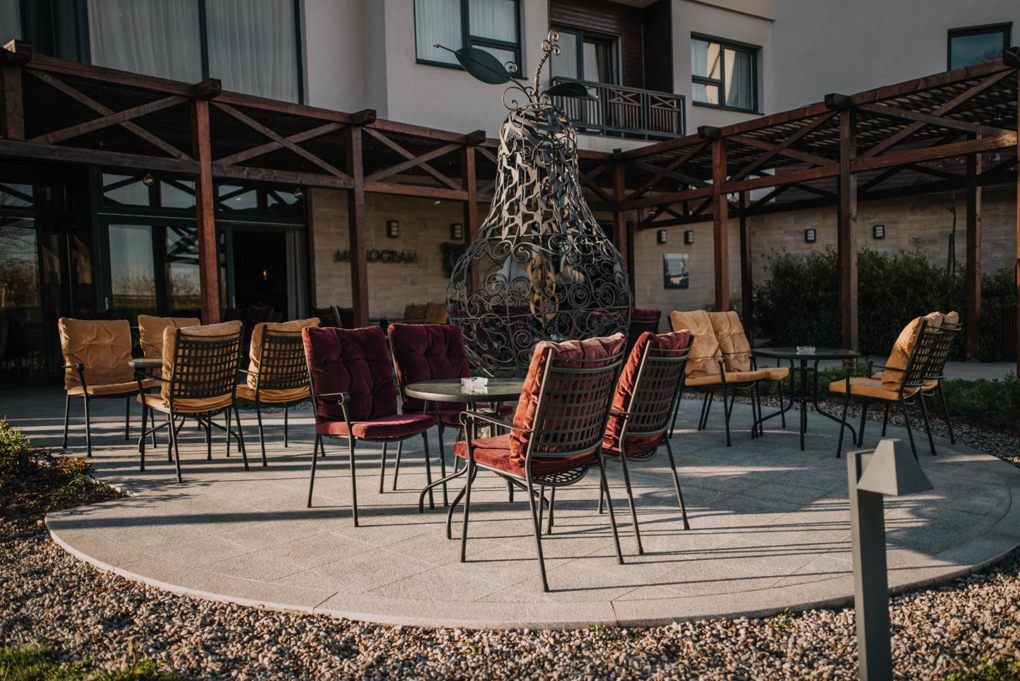 Hotel & Distillery Monogram Gradac  Buitenkant foto